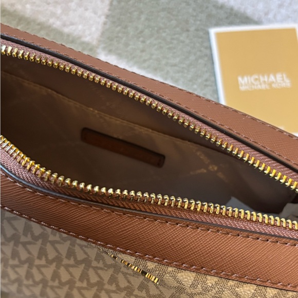 NEW Michael Kors Jet Set Large Logo Crossbody Bag in Vanilla - Picture 3 of 4